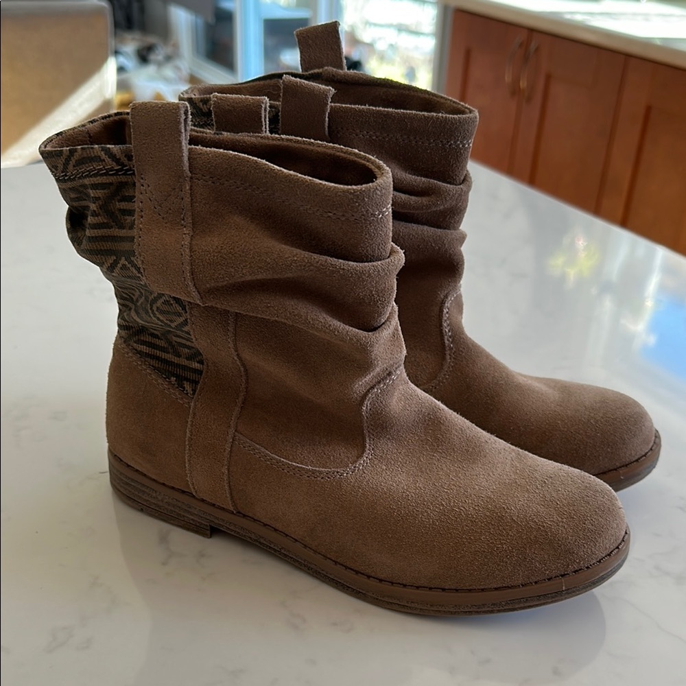 Tom’s youth Chic Brown Suede Boots with Geometric Accent